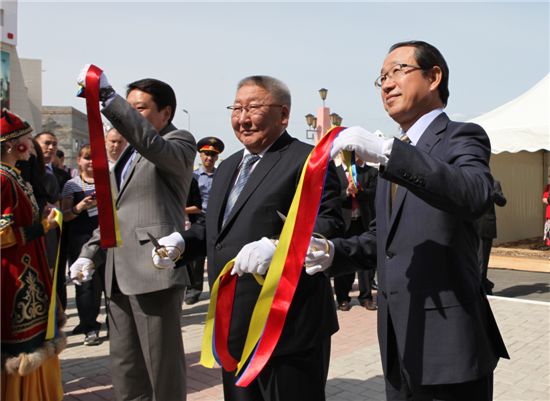 왼쪽부터 이바노비치 사하공화국 외교부 장관, 보리소프 사하공화국 대통령, 하영봉 LG상사 대표이사 사장