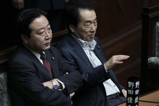 차기 일본 총리 물망에 오른 노다 요시히코 일본 재무성 장관(왼쪽)이 이달 초 열린 일본 의회에서 팔짱을 낀채 간 나오토 총리 옆에 앉아 있다.