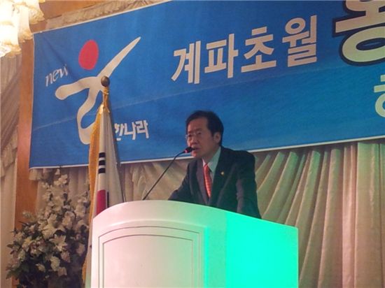 한나라당 7·4 전당대회 대표 경선에 출마한 홍준표 후보가 23일 인천을 방문해 당원 간담회를 갖고 지지를 호소했다. 