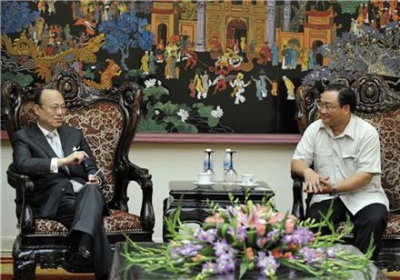 한화그룹 김승연 회장이 베트남 호앙 쭝 하이 경제부총리를 만나 환담을 나누고 있다.