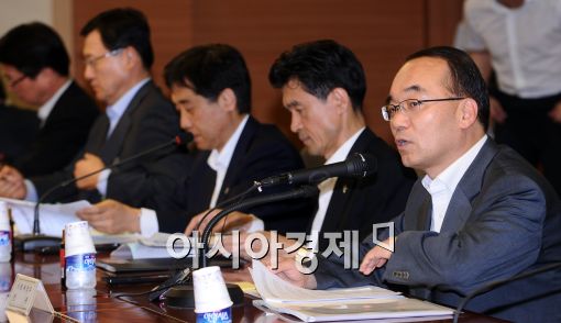 [포토]첫 대외경제장관회의 주재하는 박재완 장관