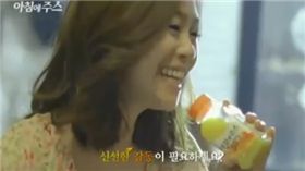 박정현이 '아침에주스' CF에서 제품을 들고 노래하는 장면