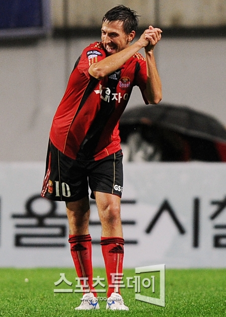 [포토] 데얀 '동점골 넣고 깜찍한 댄스~'