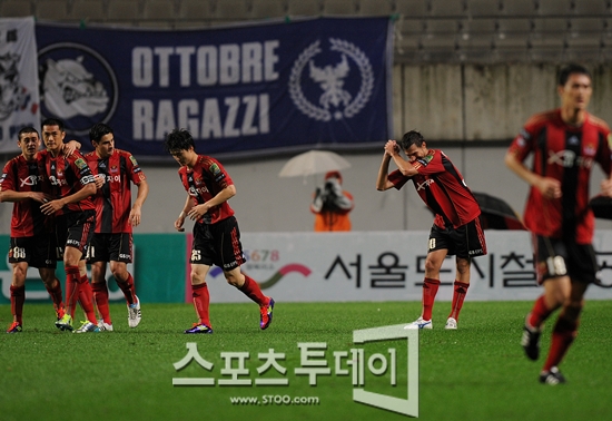 [포토] 데얀 '동료들도 피해가는(?) 깜찍 댄스 세레모니'