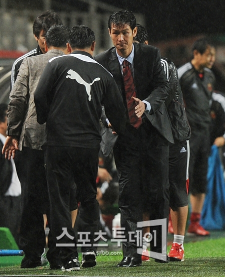 [포토] 최용수 감독대행 '빗 속에서 고생하셨습니다'