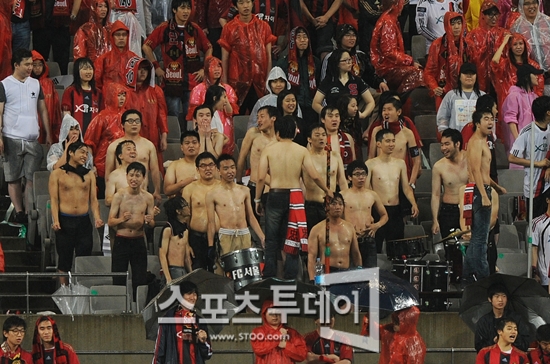 [포토] 서울 서포터들의 열정적 응원 '상의 실종'