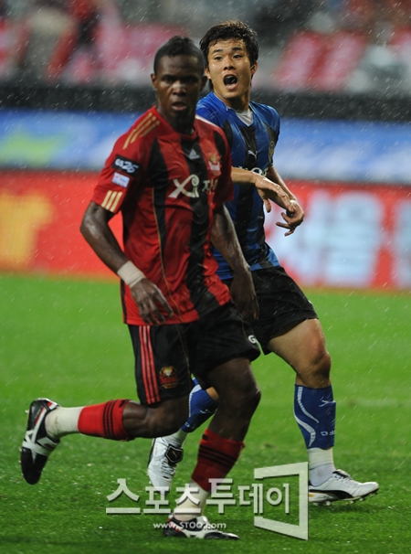 [포토] 유병수 '이 쪽으로 찔러 넣어줘~'