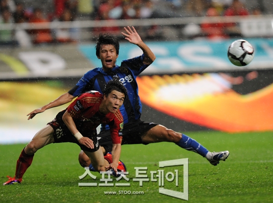 [포토] 최종환 '넘어져도 시선은 공을 향한다~'