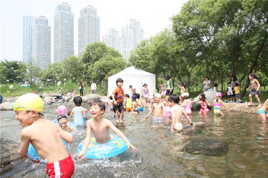 양재천 물놀이장에서 신나는 물장구를...