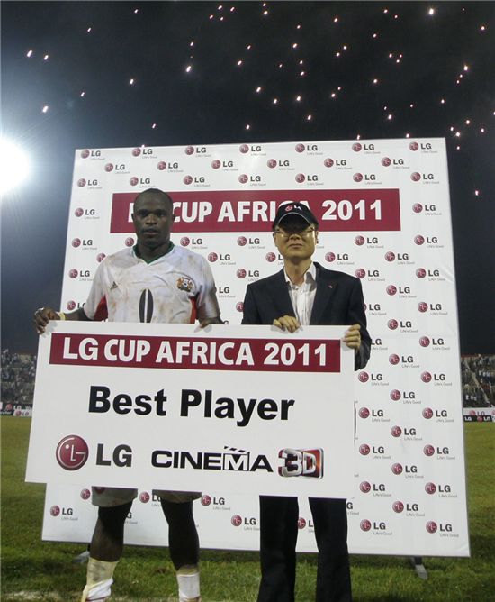 25일(현지시간) 케냐 나이로비에서 열린 케냐와 수단 축구 국가대표팀 간 'LG 컵 아프리카2011' 친선경기에서 나원우 LG전자 케냐법인장이 MVP 선수를 시상하고 있다.