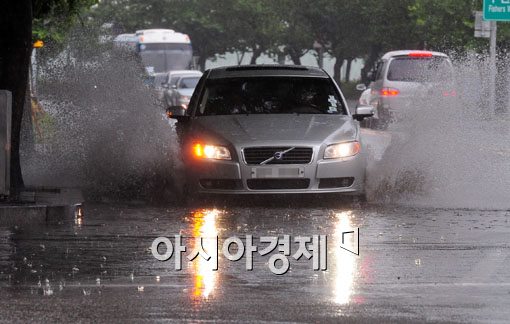 [포토] 물에 잠긴 도로