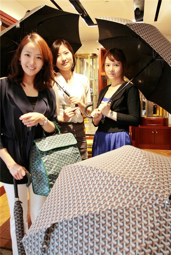 어떻게 생겼길래..우산 하나에 150만원?