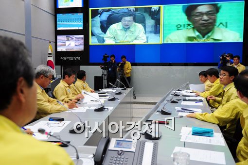 [포토] 화상 회의 통해 보고 받는 맹형규 장관