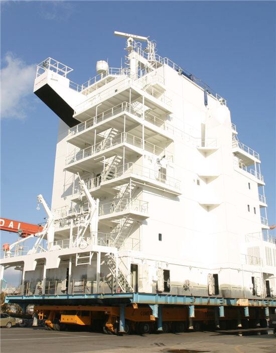 현대중공업 울산조선소에서 트랜스포터로 선박에 설치될 데크하우스를 운반하고 있다.(사진=현대중공업)