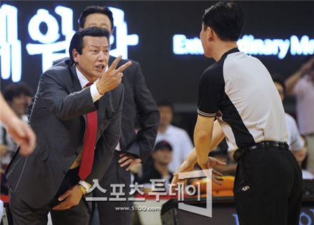 [포토] 김동광 고대 감독 '이게 어떻게 파울이야'