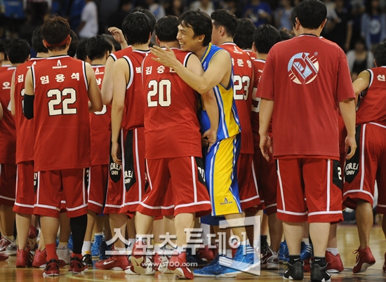 [포토] 석주일 '모두 수고 많았어~'