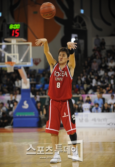 [포토] 김병철 '머리 위로 패스'