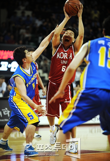 [포토] 김상식 '입 크게 벌리고 슛!'