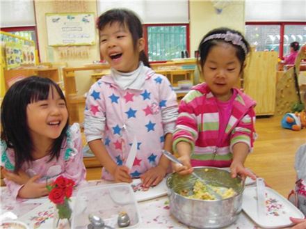 공립 단설유치원인 명일유치원생들의 요리활동 모습 