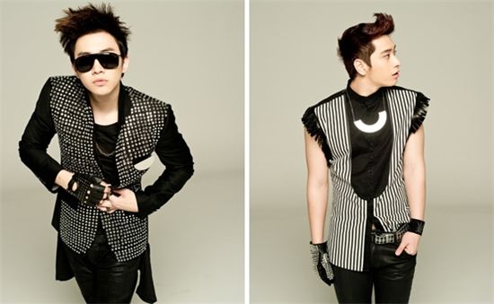 2PM member Junho (left) and Chansung (right) [JYP Entertainment]