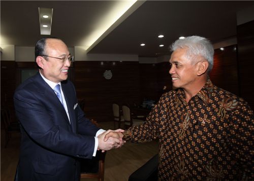 김승연 한화 회장(왼쪽)이 28일 자카르타에서 하따 라자사 인도네시아 경제조정장관(오른쪽)을 만나 신사업 확대방안을 논의했다.