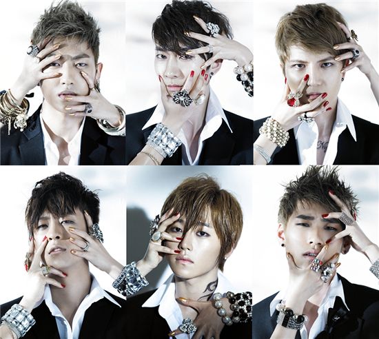 HITT members from top left to right: Woo-ram, Ho-won, Hyun-jun and from bottom left to right: Jun-taek, Ha-yong, Jae-hoon [Happy Holic]