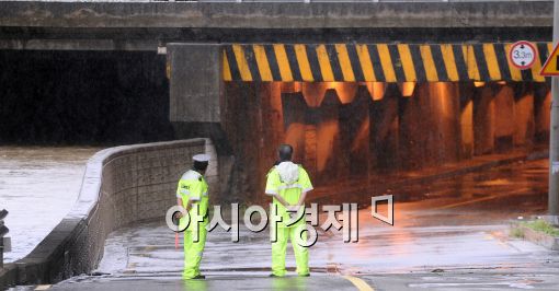 [포토]차량 통제되는 수색 지하차도