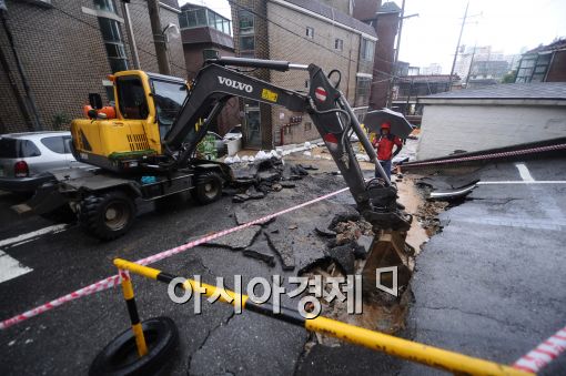 [포토]집중호우로 지반 침하된 주택가