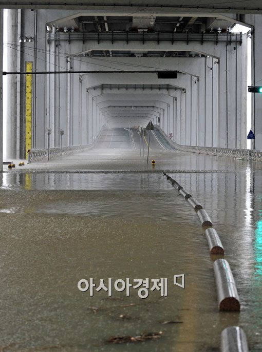 [포토] 물에 잠긴 잠수교