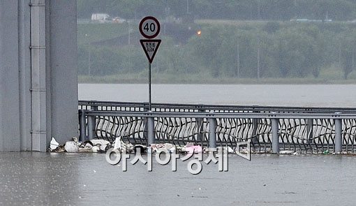 [포토] 쓰레기 떠내려오는 한강