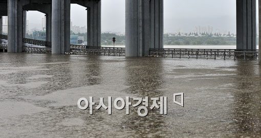 [포토] 물에 잠기는 잠수교