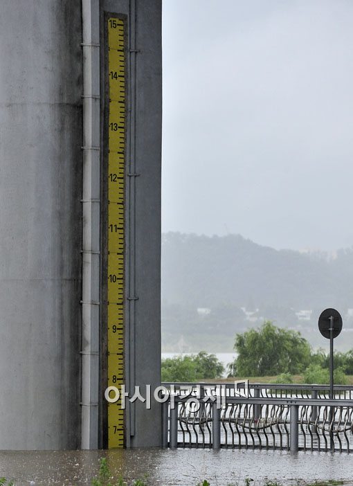 [포토] 위험 수위 넘은 잠수교