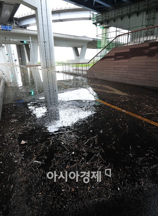 [포토] 물에 잠긴 잠수교