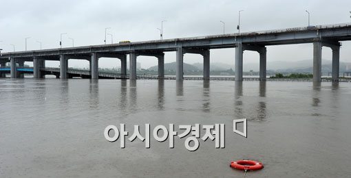 [포토] 물 속으로 사라지는 잠수교