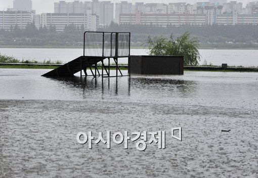 [포토] 물에 잠긴 한강시민공원