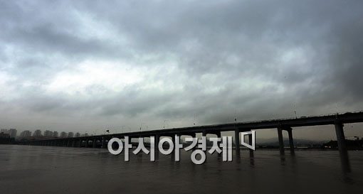 [포토] 검은 비구름 잔뜩 낀 서울 하늘