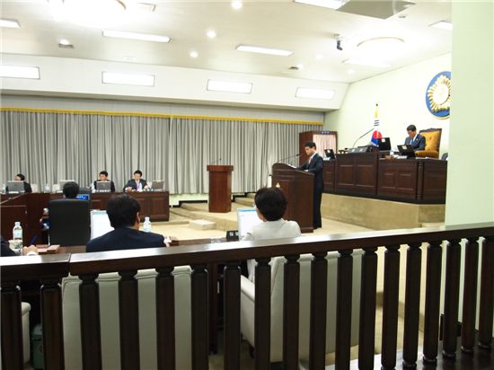 박기재 의원이 28일 중구의회 본회의에서 호남 출신 공직자들에 대한 일방적 전보 조치에 대한 강하게 질타하고 있다.