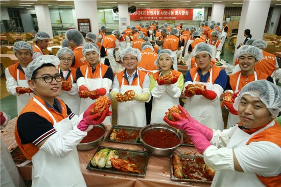 이근포 한화건설 대표이사(둘째줄 좌에서 네번째)가 지난 29일 신입사원들과 함께 지역 노인들을 위한 사랑의 김치담그기 봉사활동에 참여하고 있는 모습.