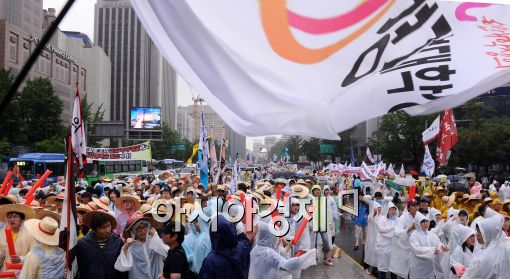 [포토]광화문으로 집결하는 집회 참가자들
