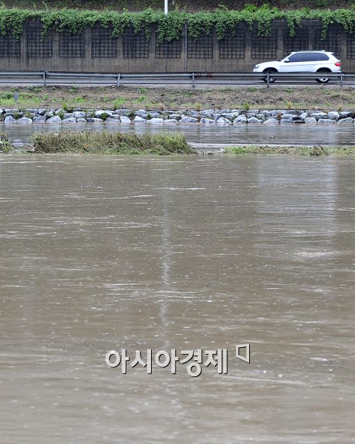 [포토] 동부간선도로 위협하는 중랑천