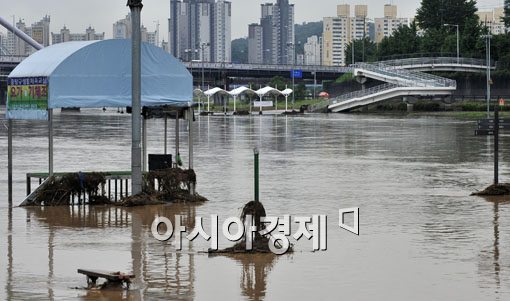 [포토] 물속에 잠긴 중랑천공원