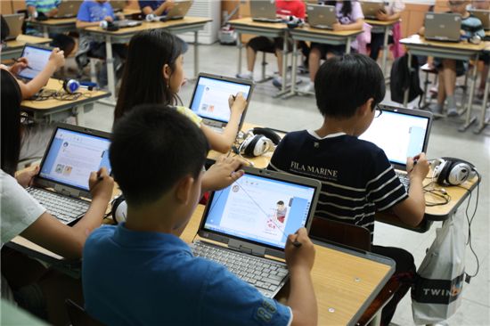 디지털교과서로 수업중인 서울 구일초등학교 학생들.