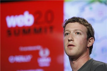 반토막난 페이스북 주가, 커지는 저커버그 책임론