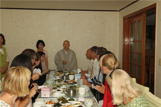 진관사 주지인 계호 스님이 코펜하겐시 공무원들에게 전통사찰과 사찰음식에 대해 설명하고 있다.