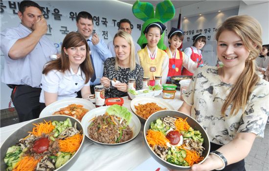 ▲테스코 뉴몰든점에서 열린 '글로벌 동반성장을 위한 영국 테스코 매장 한국 식품전'에서 현지인들이 비빔밥과 불고기 등 한국 음식을 시식하고 있다.