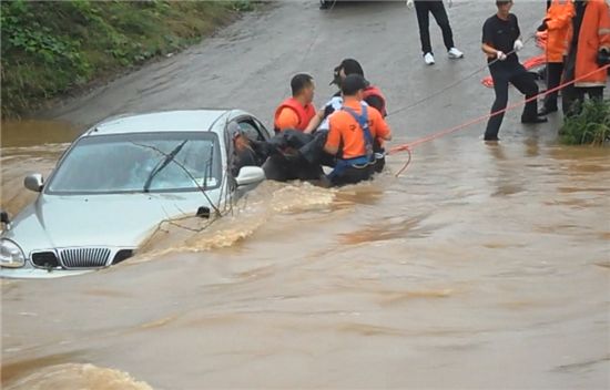 폭우에 갇힌 일가족 3명 구한 태안읍 직원