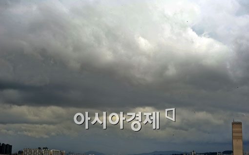 [포토] 여의도에 무겁게 깔린 장마구름