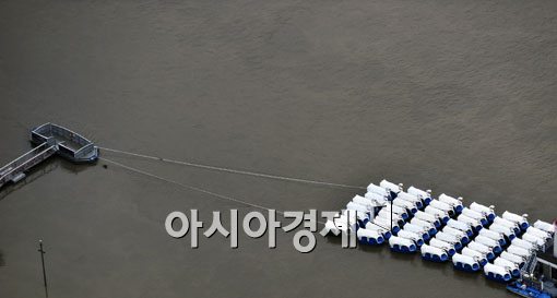 [포토] 일렬 주차한 오리보트