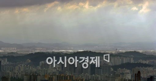 [포토] 한쪽에선 비오고, 한쪽에서 햇살 비취고