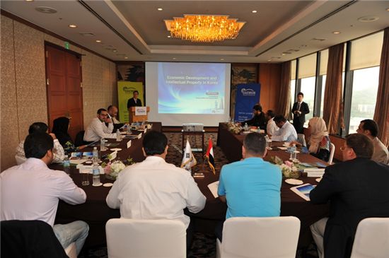 강의를 듣고 있는 아부다비 정부기관 및 공공기관 고위직들.